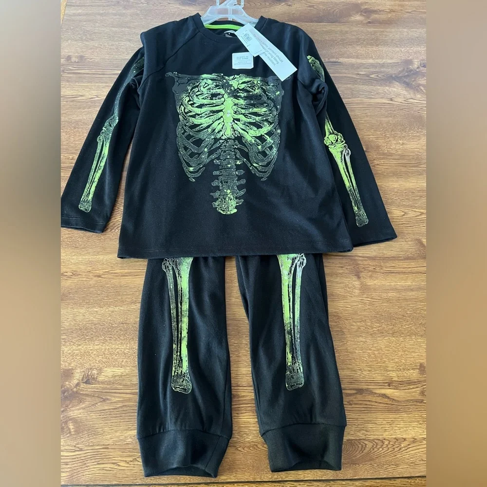 NWT Old Navy kids glow in the dark skeleton pajamas size Medium